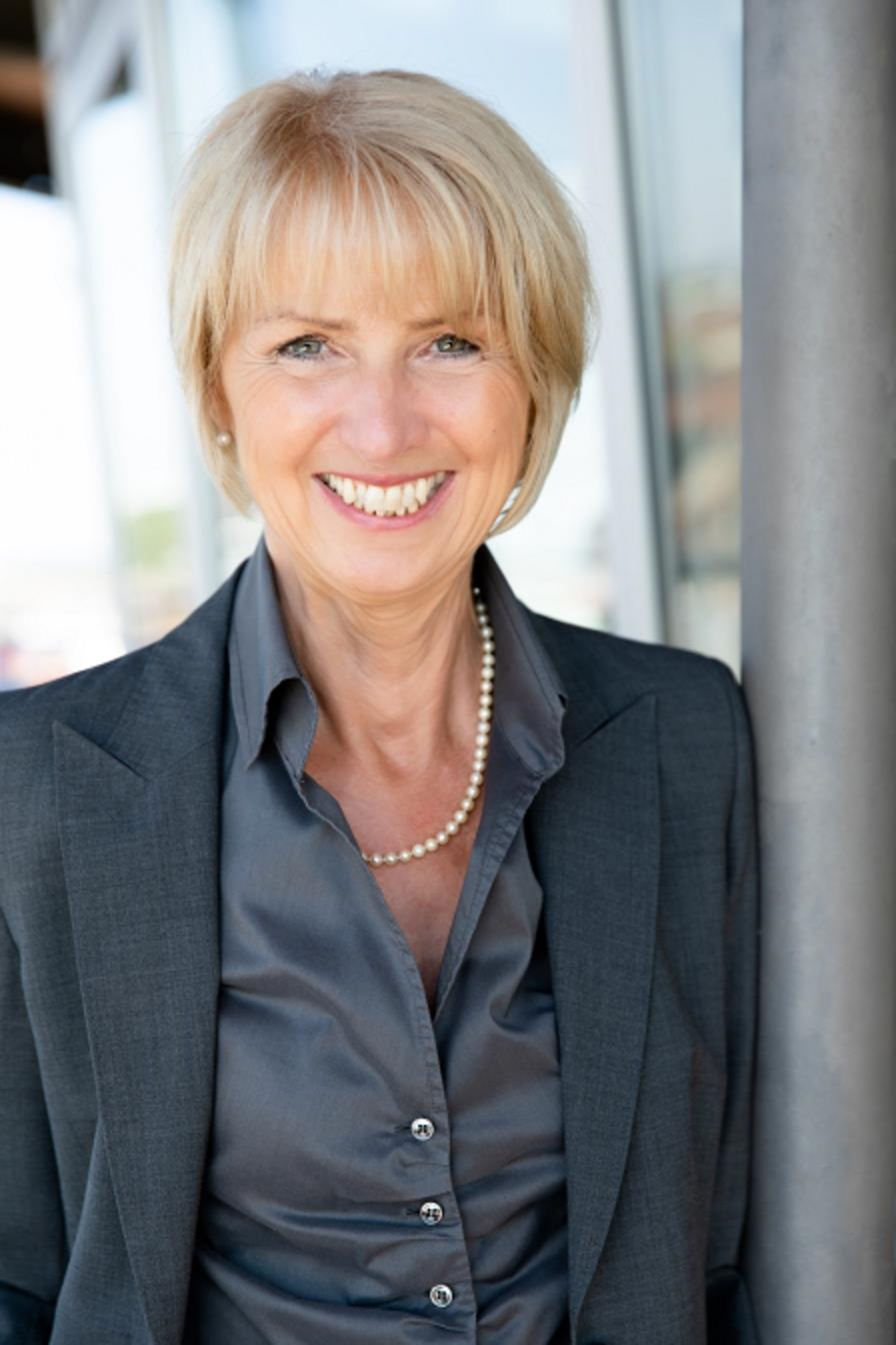 Foto einer blonden, lächelnden Dame